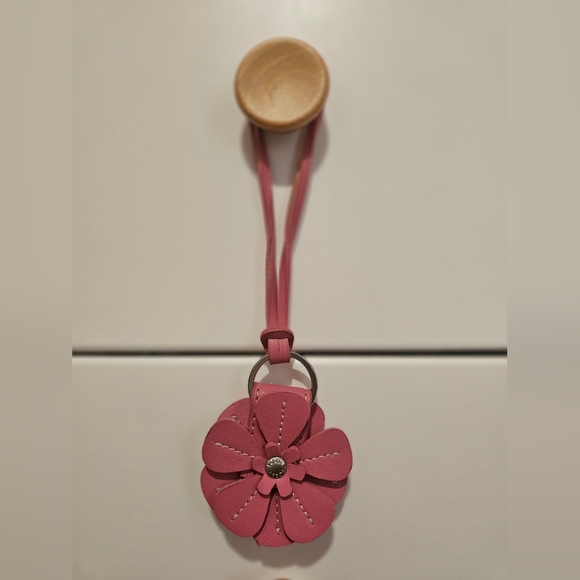 Fossil Pink Flower Keychain - Picture 6 of 8